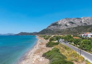 - une vue sur une plage avec une montagne en arrière-plan dans l'établissement Aegean Bliss - Marathos Retreat Samos, à Marathokampos