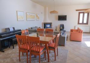 un salon avec une table et un piano dans l'établissement Aegean Bliss - Marathos Retreat Samos, à Marathokampos