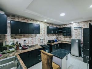 Kuchyň nebo kuchyňský kout v ubytování BOL LODGE AND APARTMENT