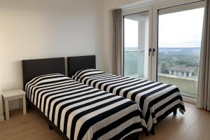 En eller flere senge i et værelse på Luxurious Apartment with Panoramic View