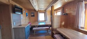 a room with a desk and a bench in a train at Ferienhütte Georg in Hippach