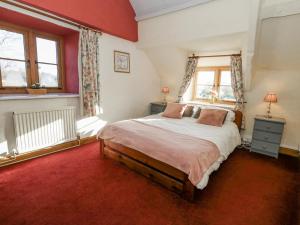 En eller flere senge i et værelse på Honeysuckle Cottage