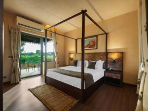 una camera con letto a baldacchino e finestra di Vallora Retreat Jawai Luxuria By Moustache a Bera Altre 35 foto