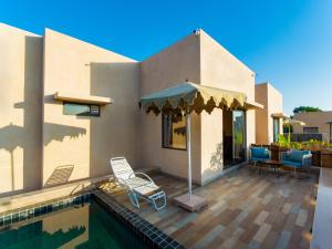 una casa con piscina e ombrellone di Vallora Retreat Jawai Luxuria By Moustache a Bera