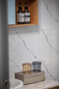 ein Badezimmer mit zwei Kerzen auf einem Regal in der Unterkunft ARK HOTEL in Phnom Penh