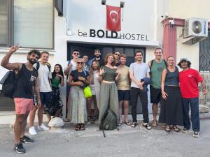 安塔利亚BE BOLD HOSTEL的一群站在建筑物前的人