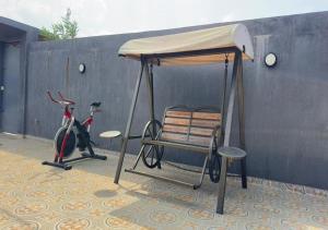 アシニにあるAKl RESIDENCEの椅子と自転車が下に置かれたガゼボ