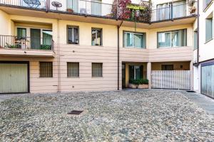 Το κτήριο όπου στεγάζεται  το διαμέρισμα