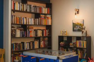 ein Raum mit mehreren Bücherregalen in der Unterkunft Camping du Valentin in Laruns