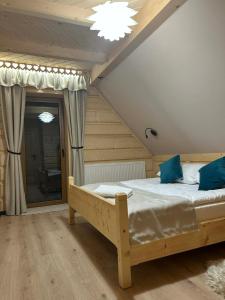 Ένα ή περισσότερα κρεβάτια σε δωμάτιο στο U Sabały