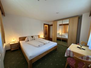 Ένα ή περισσότερα κρεβάτια σε δωμάτιο στο Gasthof Pension Granstein +70 φωτογραφίες