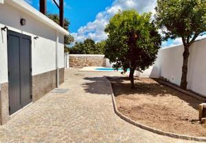 Billede fra billedgalleriet på Charming Stone Villa with Hot Pool by Hostiva i São João de Areias