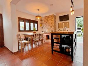 Køkken eller tekøkken på Charming Stone Villa with Hot Pool by Hostiva + 38 billeder