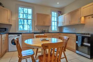 Η κουζίνα ή μικρή κουζίνα στο Finest Retreats - South Lodge at Longford +8 φωτογραφίες