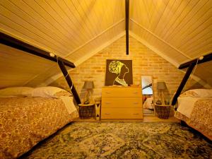 En eller flere senge i et værelse på Charming Stone Villa with Hot Pool by Hostiva