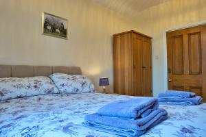 Ένα ή περισσότερα κρεβάτια σε δωμάτιο στο Finest Retreats - South Lodge at Longford