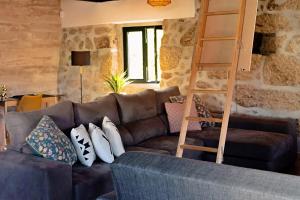 Et opholdsområde på Charming Stone Villa with Hot Pool by Hostiva