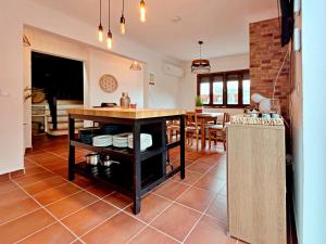 Køkken eller tekøkken på Charming Stone Villa with Hot Pool by Hostiva