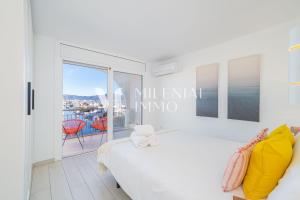 En eller flere senge i et værelse på Milenial Immo B308 - Duplex ocean and canal view