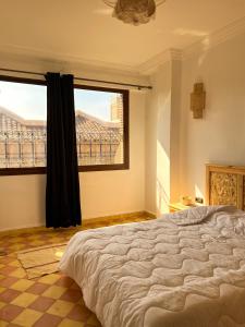Un dormitorio con una cama grande y una ventana grande en Palais Taroudant, en Taroudant