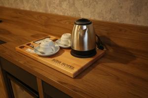 Una cafetera y platillos en una bandeja de madera en Büpa delüxe hotel, en Kayseri 24 fotos más
