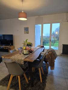 Et tv og/eller underholdning på SWEET HOMES Cognac chambre privée confortable n1