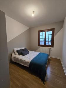 En eller flere senge i et værelse på SWEET HOMES Cognac chambre privée confortable n1