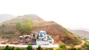 uma casa ao lado de uma montanha em ELIVAAS Le Aravella 3 BHK Villa with Gazebo, Balcony & Private Pool em Lakāwās