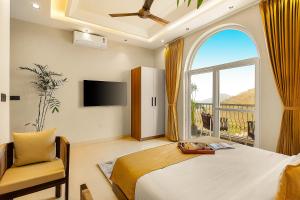 um quarto com uma cama e uma janela grande em ELIVAAS Le Aravella 3 BHK Villa with Gazebo, Balcony & Private Pool em Lakāwās mais 61 fotografias