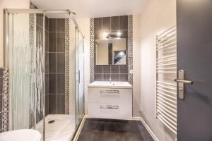 ein Badezimmer mit Dusche, Waschbecken und Toilette in der Unterkunft Le Clemenceau in Les Épesses + 15 Fotos