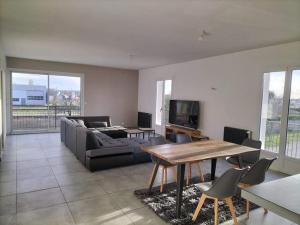 Et tv og/eller underholdning på SWEET HOMES Cognac chambre privée confortable n1