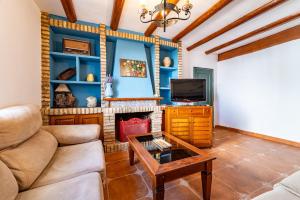 un soggiorno con divano e camino di Villa Marquesa - Punta Umbria a Punta Umbría