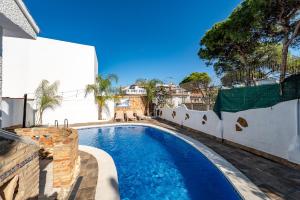 una piscina nel cortile di una casa di Villa Marquesa - Punta Umbria a Punta Umbría