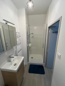 Ένα μπάνιο στο Petit studio tout confort - proche Angers