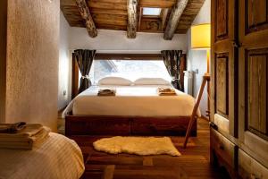 Un dormitorio con una cama grande y una ventana. en Chalet Morge, en La Salle