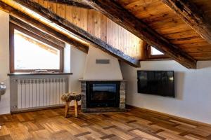 Una sala de estar con chimenea y televisión. en Chalet Morge, en La Salle