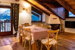 comedor con mesa y sillas con vistas en Chalet Morge, en La Salle 31 fotos más