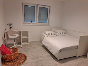 RadolaThe Red door home的一间卧室，配有一张床、一张桌子和一把椅子