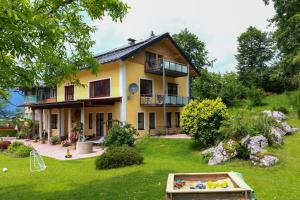 een huis met een tuin ervoor bij Turmhaus in Schönau am Königssee