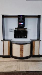 Jawai Rock Resort : تلفزيون جالس فوق الجدار