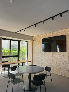 ein Raum mit Tischen und Stühlen und einer Wand mit Fenstern in der Unterkunft Fantini Club Hotel in Cervia