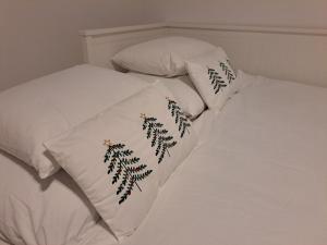 RadolaThe Red door home的一张白色的床，上面放着两个枕头