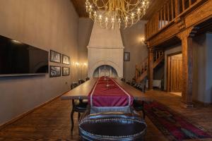 Μια τηλεόραση ή/και κέντρο ψυχαγωγίας στο Four Mansions Hotel