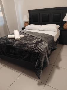 Ένα ή περισσότερα κρεβάτια σε δωμάτιο στο Lets stay enjoy the ride in these spacious home