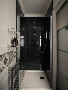 Ванная комната в Cambridge House Sleeps 18 Central Windermere +81 фотография