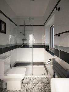 Ванная комната в Cambridge House Sleeps 18 Central Windermere