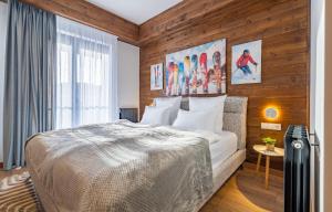 Un dormitorio con una cama y una pared de madera. en Winterfell in New Gudauri, en Gudauri