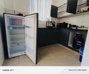 Køkken eller tekøkken på Modern luxurious 2 bedroom apartment,Mombasa Nyali