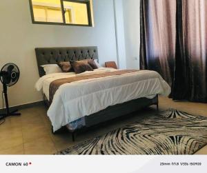 En eller flere senge i et værelse på Modern luxurious 2 bedroom apartment,Mombasa Nyali