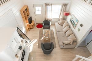 una vista dall'alto di un soggiorno con un divano di Meriheinä a Kalajoki